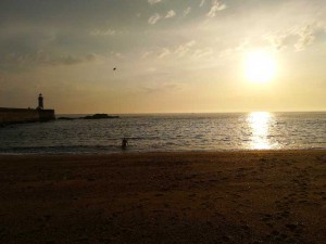 Laiks bija mierīgs un okeāns it kā arī, taču sajūta tiešām citāda. Šī rāmā, bet varenā viļņošanās ir pilnīgi savādāka, kā mūsu jūrā, radot tādu kā respektu pret ūdens varenumu. Un tomēr nevarēju nociesties, neizmēģinājis nopeldēties īstā okeānā jau pirmajā dienā. Ūdens temperatūra apmērām, kā mūsu Jūrmalā – atspirdzinoša, bet siltam vakaram pašā laikā.